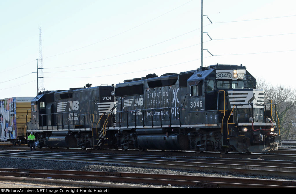 NS 3045 & 701 work Glenwood Yard